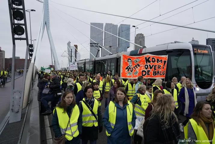 verkeer rotterdam gehinderd door stoet leraren