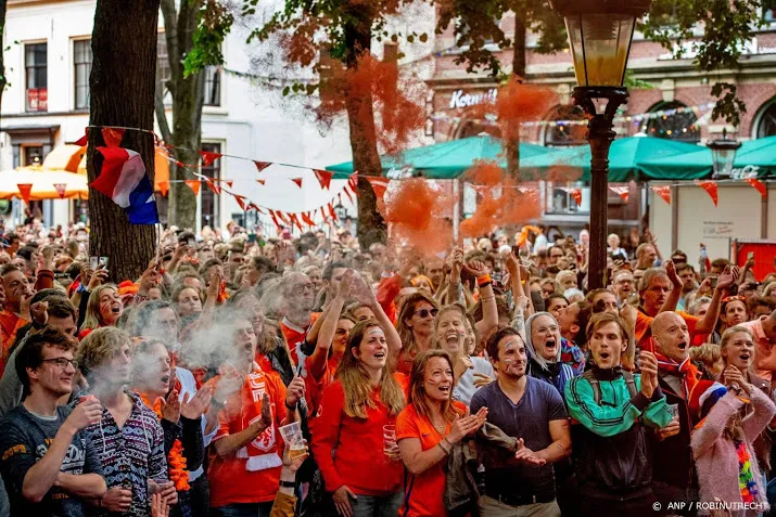 verlies oranje gezien op festivals en pleinen