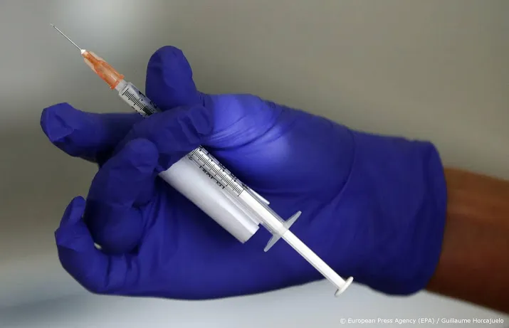 verpleegkundige krijgt als eerste in nederland coronavaccin