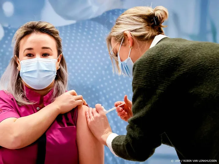 verpleegster sanna elkadiri eerste met tweede coronaprik