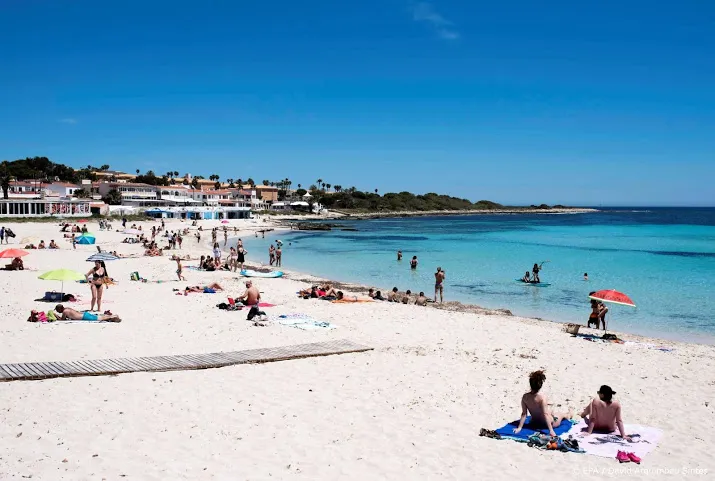 verreweg de meeste reizigers maken vakantie op rhodos en kos af