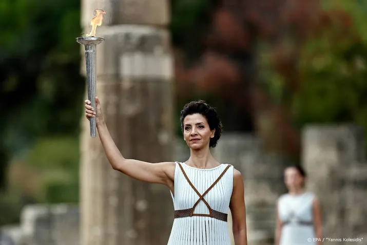 versoberde ceremonie bij ontsteken olympische toorts in olympia
