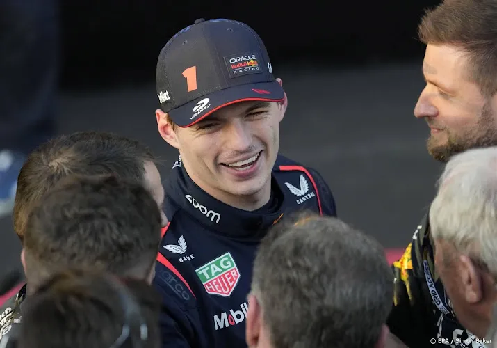 verstappen blij met winst in race die eindigt in puinhoop