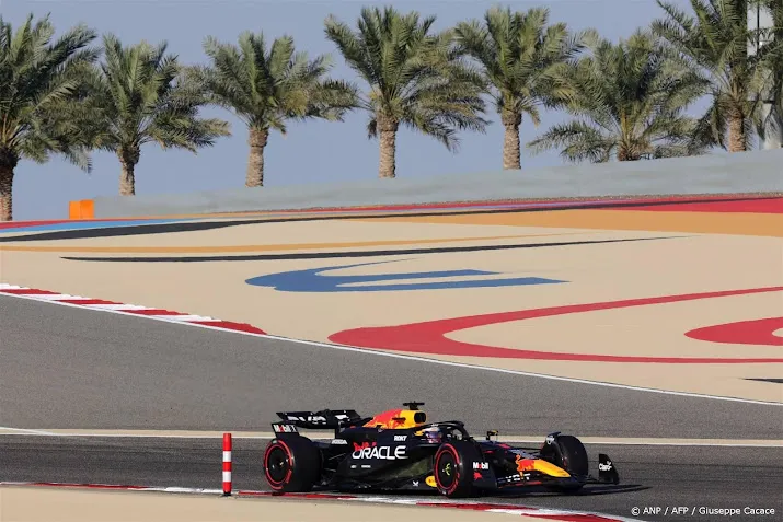 verstappen klokt derde tijd sainz snel in vrije training bahrein