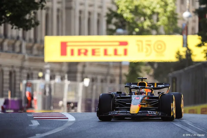 verstappen racet in bakoe onbedreigd naar vijfde zege in seizoen
