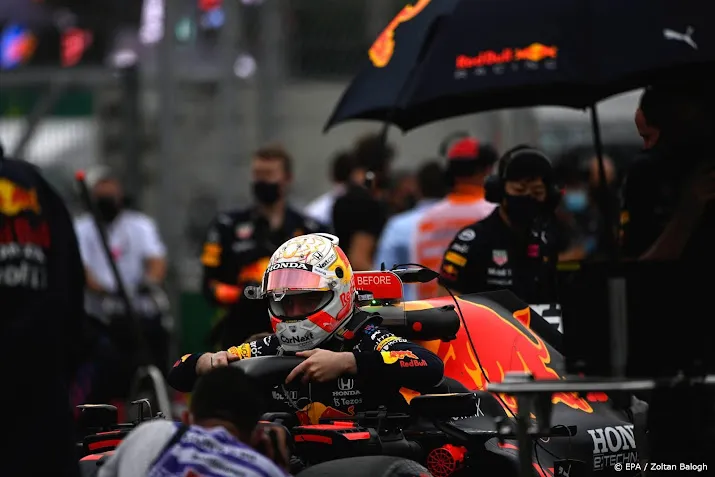 verstappen ver teruggeworpen na turbulente start gp hongarije