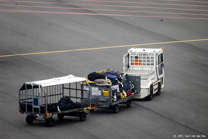 vertraging en personeelstekort zorgen voor kofferchaos schiphol