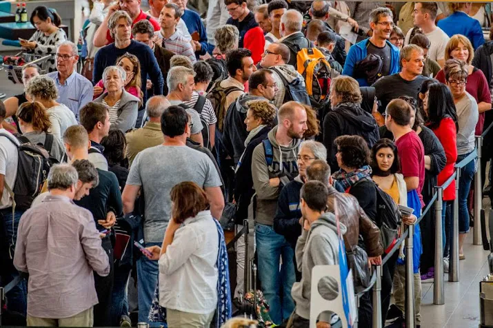 vertragingen op schiphol door slechte weer