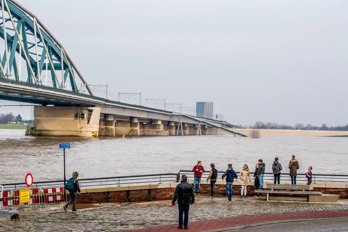 verzakkingen in waalkade nijmegen