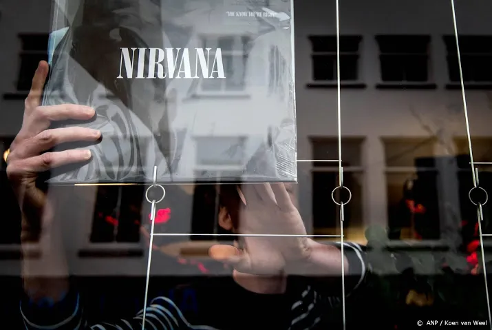 vest en gitaar kurt cobain onder de hamer