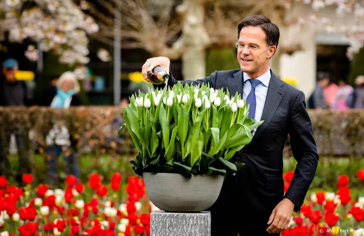 veteraan don white geeerd met witte tulp