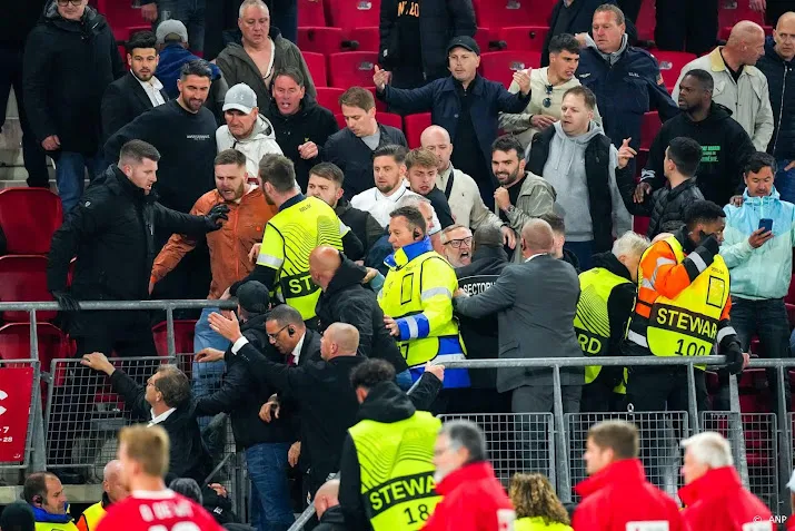 vier az supporters melden zich na uitzending opsporing verzocht