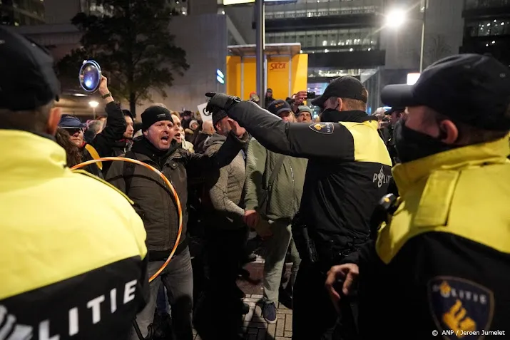 vijf aangehouden betogers van coronaprotest den haag nog vast