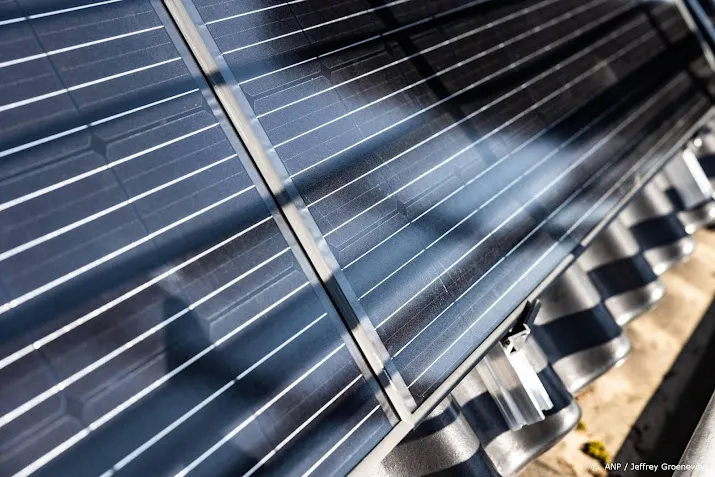 vijf eu landen stellen verplichte zonnepanelen op gebouwen voor