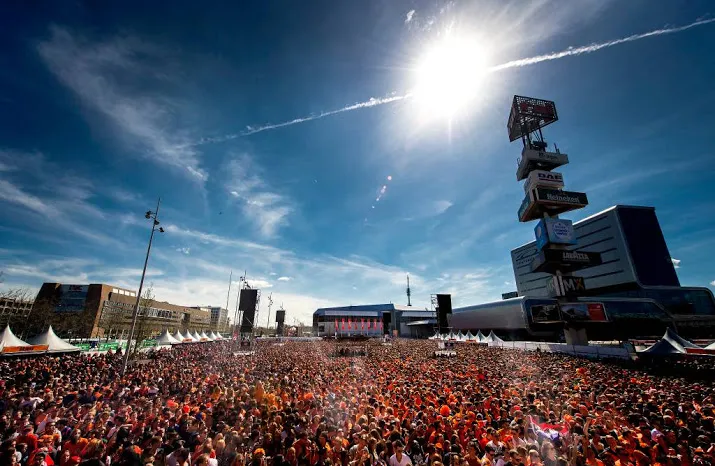 vijf grote feesten in amsterdam op koningsdag