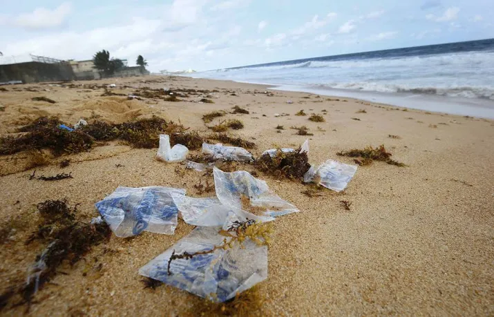 vijf plastic eilanden op zee