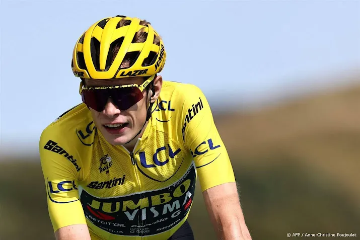 vingegaard opnieuw in slotetappe tour in het geel naar parijs
