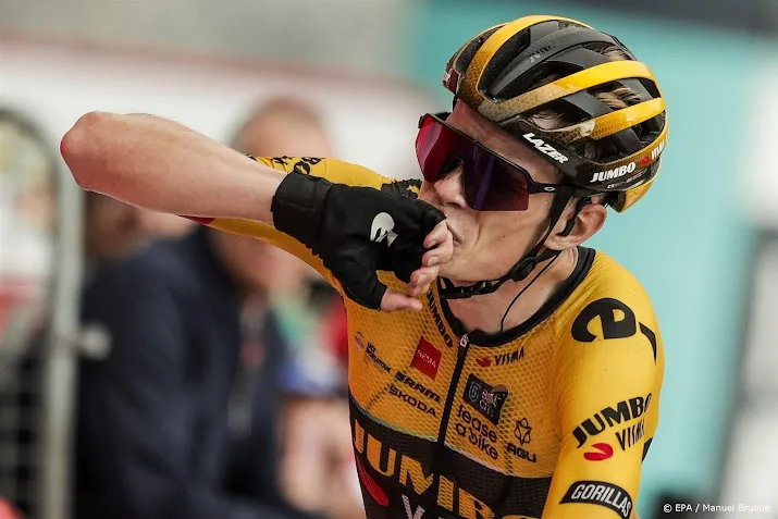 vingegaard wint emotionele etappe in vuelta en pakt tijd op kuss