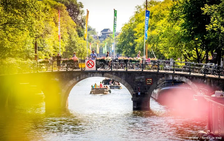 visser haalt granaat uit water amsterdam