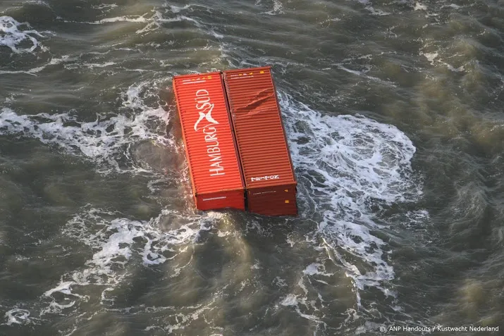 vissers bezorgd over dobberende containers