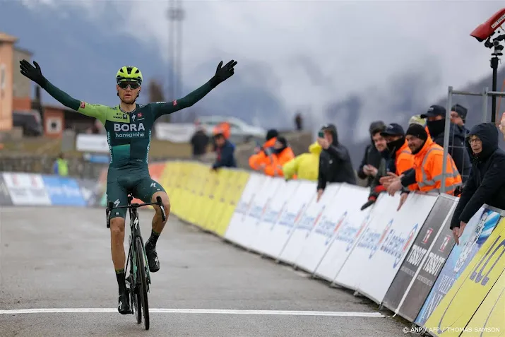 vlasov wint korte bergrit in parijs nice mcnulty verliest tijd
