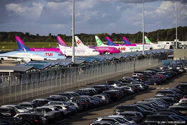 vliegtuig met 180 passagiers krijgt klapband tijdens landing