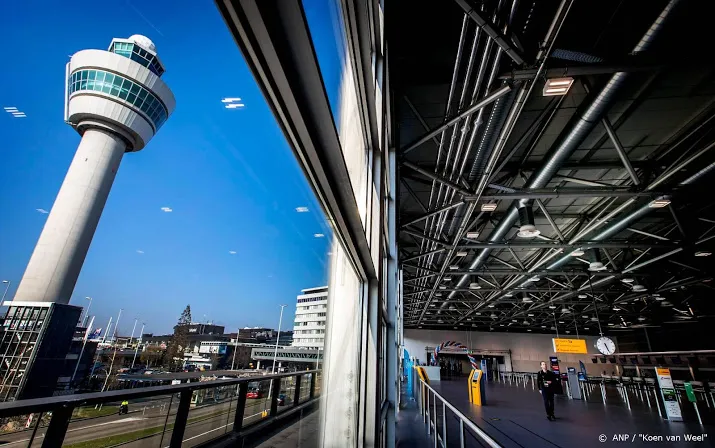 vliegvelden schiphol rotterdam en eindhoven helft minder reizen