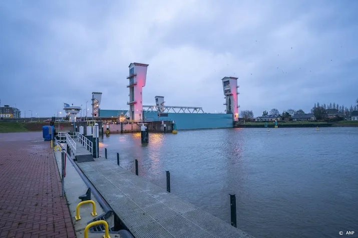 vluchtelingen op schip wegens feestdagen naar hellevoetsluis