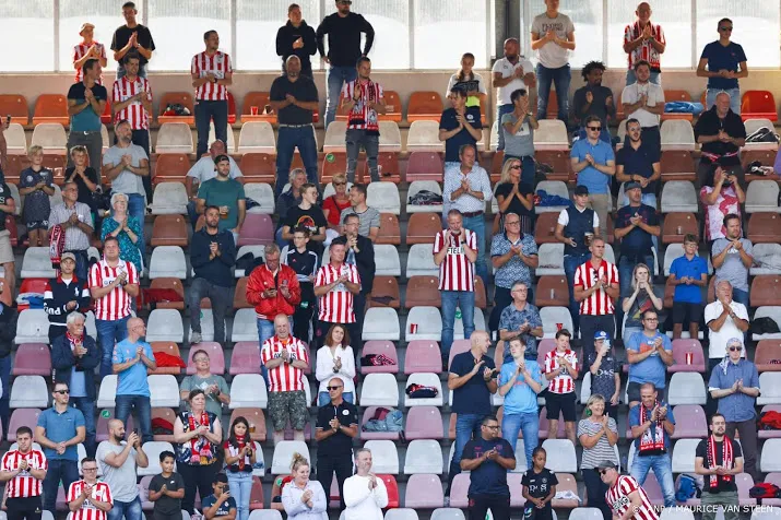 voetbalfans zijn bang voor voortbestaan clubs en willen gesprek