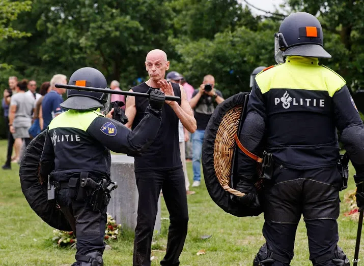 voetbalsupporters teruggedreven naar malieveld