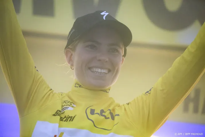 vollering wint tour de france femmes van vleuten naast podium