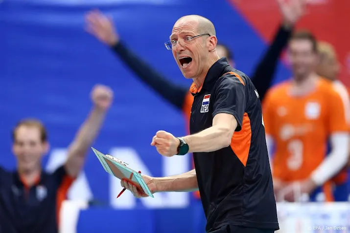 volleyballers werken met grote groep toe naar druk programma