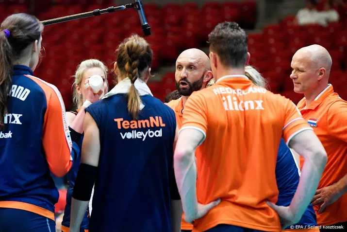 volleybalsters buigen pas laat voor servie