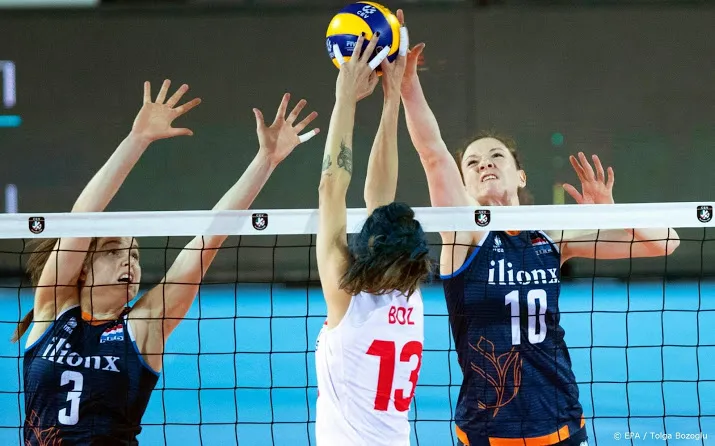 volleybalsters buigen voor turkije en guidetti