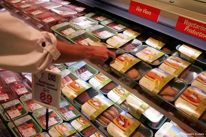 volop vleesaanbiedingen bij supermarkten in week zonder vlees