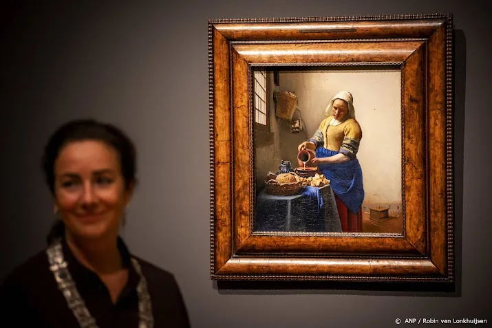 voormalige hermitage heropent met het melkmeisje van vermeer