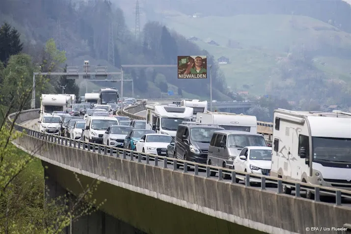vrachttrein ontspoord in gotthardtunnel transport ligt stil