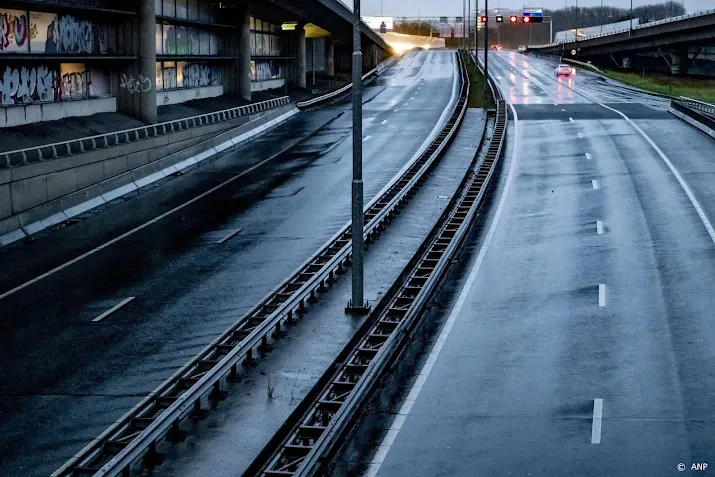 vrachtwagen gekanteld bij rotterdam a20 tot 17 00 uur afgesloten