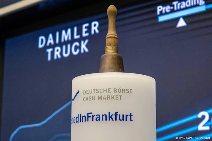 vrachtwagenbouwer daimler truck maakt debuut op duitse beurs