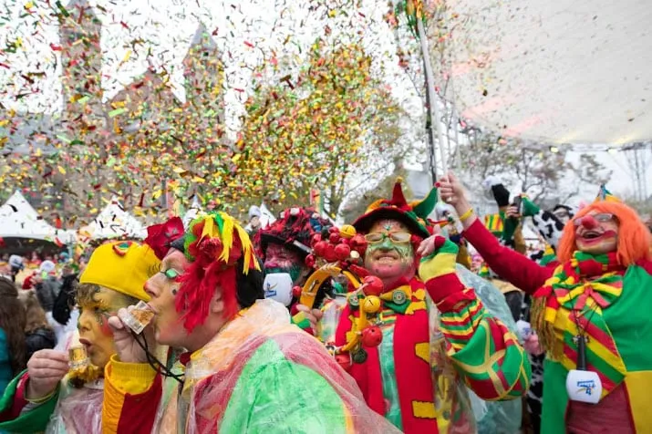 vrijthof maastricht vol met carnavalsvierders