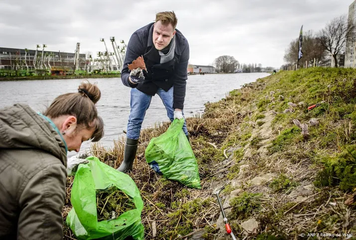 vrijwilligers ruimen zwerfafval op tijdens opschoondag