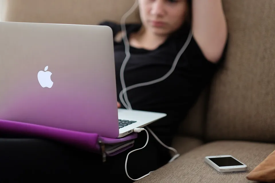 vrouw laptop