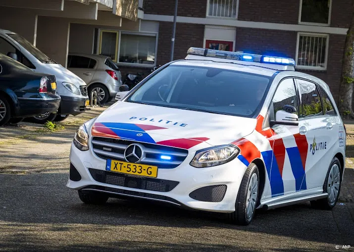 vrouw mishandeld na afwijzen avances politie zoekt verdachten