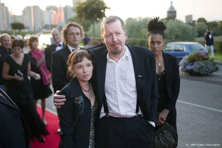 vrouw van jan rot neemt column in het ad van hem over