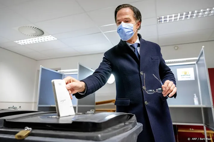 vvd leider mark rutte brengt stem uit