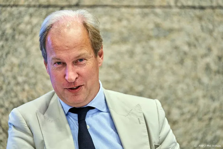 vvder anne mulder krijgt lintje bij vertrek uit kamer