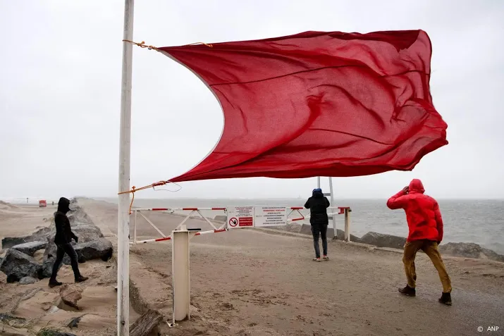 waarschuwing voor zware windstoten langs de kust