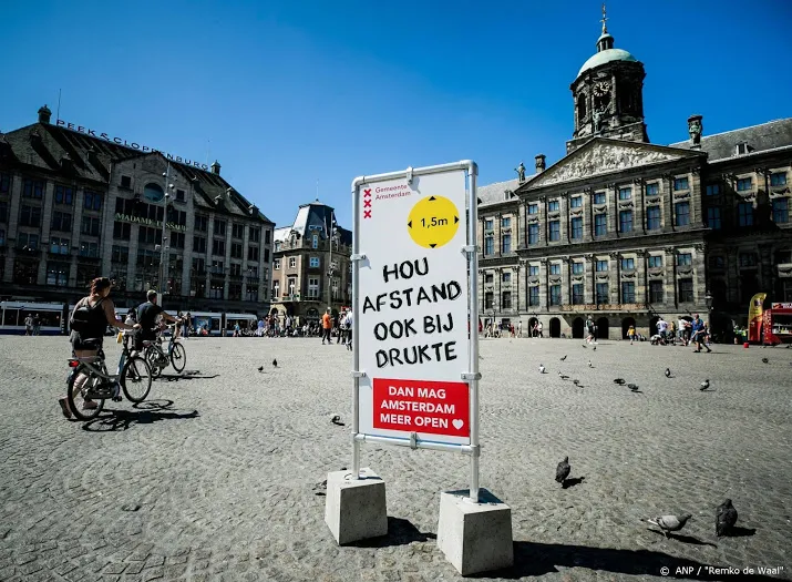 wake op de dam voor coronaslachtoffers