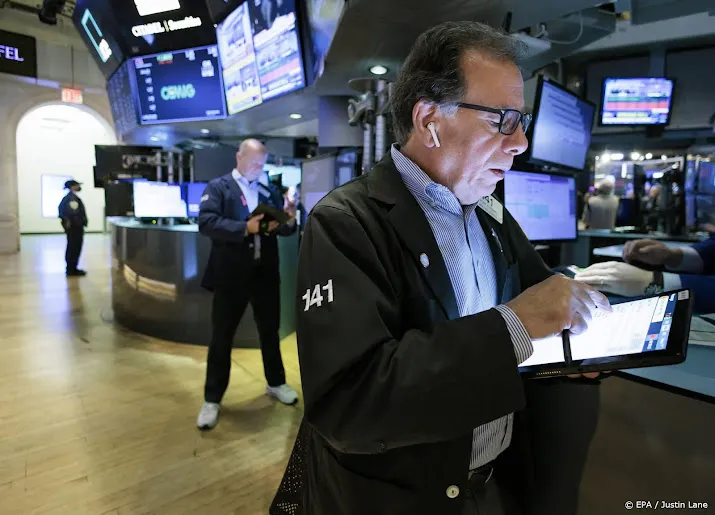 wall street daalt in afwachting van rapport dienstensector vs
