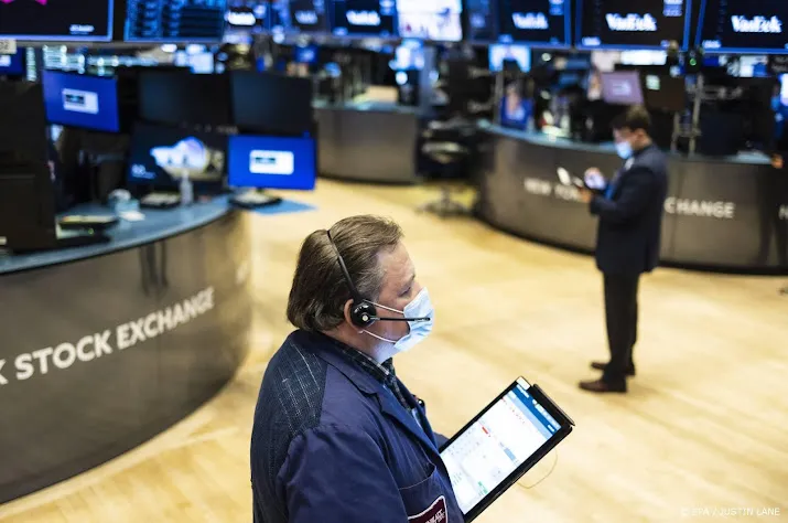 wall street sluit in het rood en zet forse verliesreeks door
